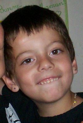 Portrait souriant d'un jeune enfant aux cheveux bruns clair
