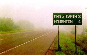 Panneau routier « END OF EARTH 2 HOUGHTON 4 » sur route campagnarde