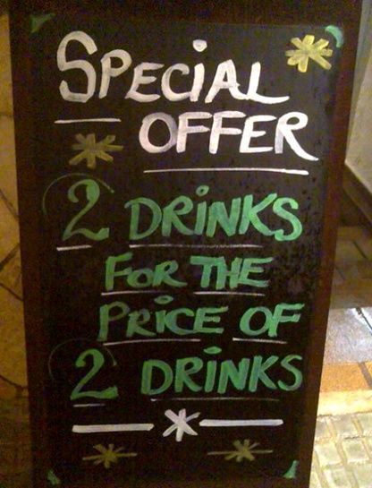 Affiche manuscrite : « Special offer - 2 drinks for the price of 2 drinks »