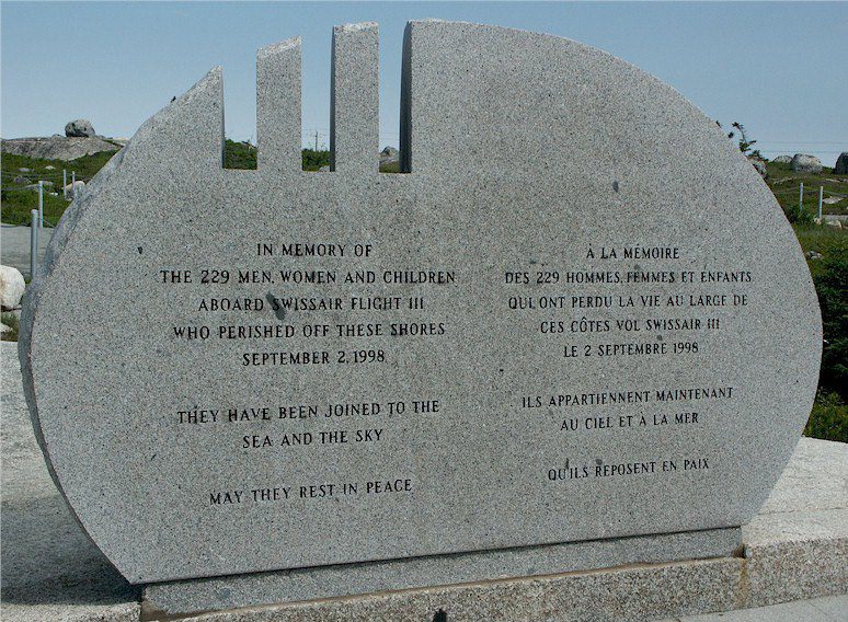 Mémorial en pierre grise des 229 victimes du vol Swissair 111, septembre 1998