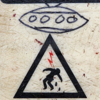 Graffiti montrant une soucoupe volante au-dessus d'un triangle avec silhouette humaine aspirée vers le haut