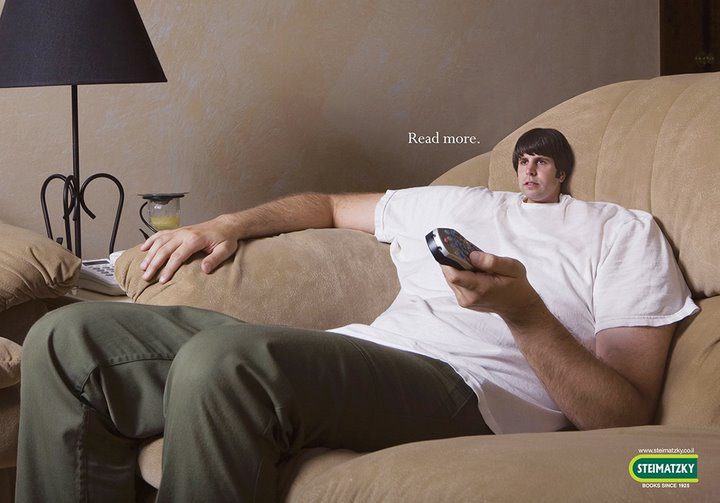 Homme sur canapé avec télécommande et texte « Read more. »