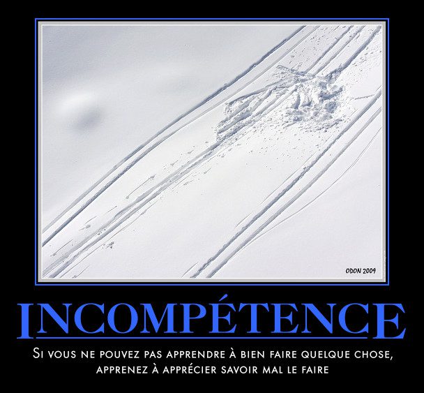 Skieur en tenue de ski tenant snowboard en montagne enneigée
