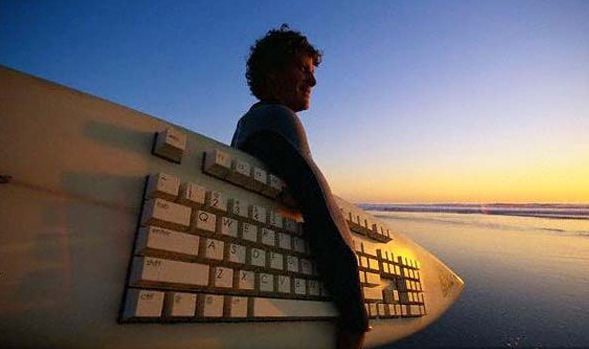 Homme à la plage surplombé par structure géante de clavier