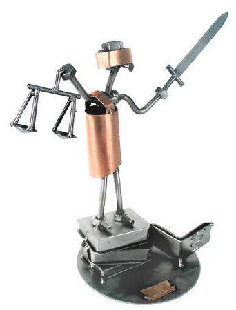 Figurine artisanale de Justice en métal, balance et épée dorées