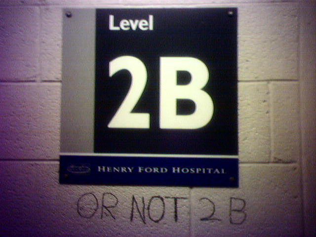 Panneau d'hôpital Level 2B avec graffiti humoristique