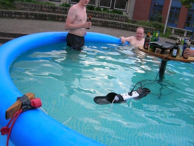 Deux enfants jouant dans une piscine gonflable bleue avec jouets colorés