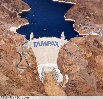 Photo barrage détournée avec Tampax écrit au sommet
