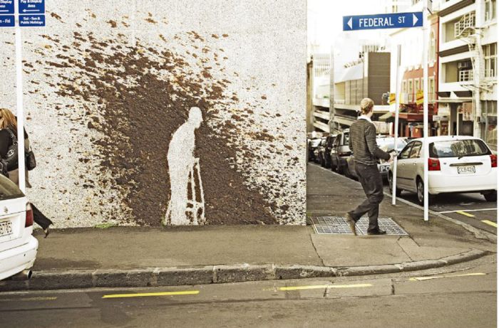 Art urbain : silhouette blanche sur mur de briques texturé