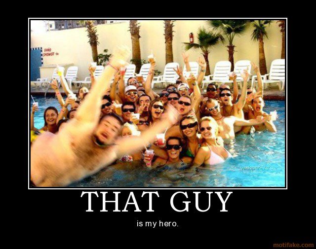 Meme montrant groupe de personnes dans piscine avec texte « THAT GUY is my hero ».