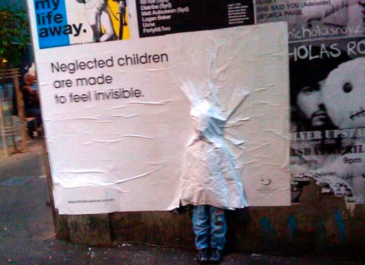 Affiche street art : silhouette blanche translucide avec message sur les enfants négligés