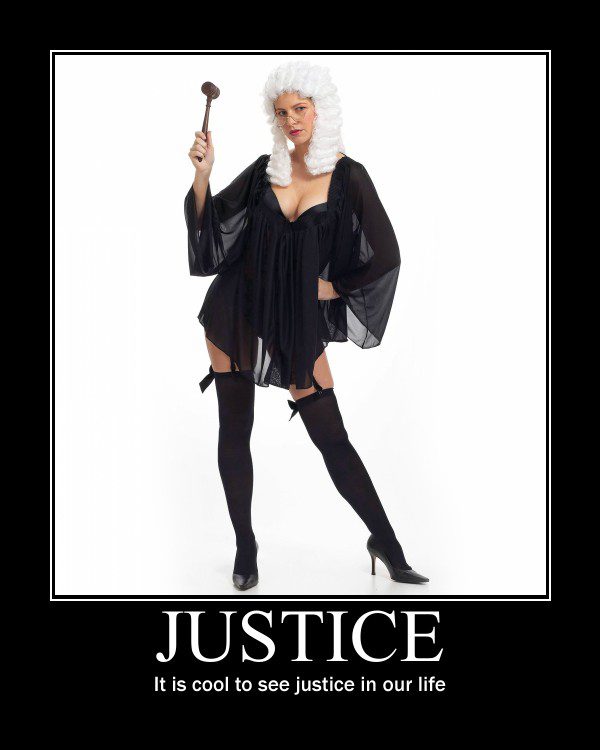 Femme en costume de juge avec marteau - Justice It is cool to see justice in our life