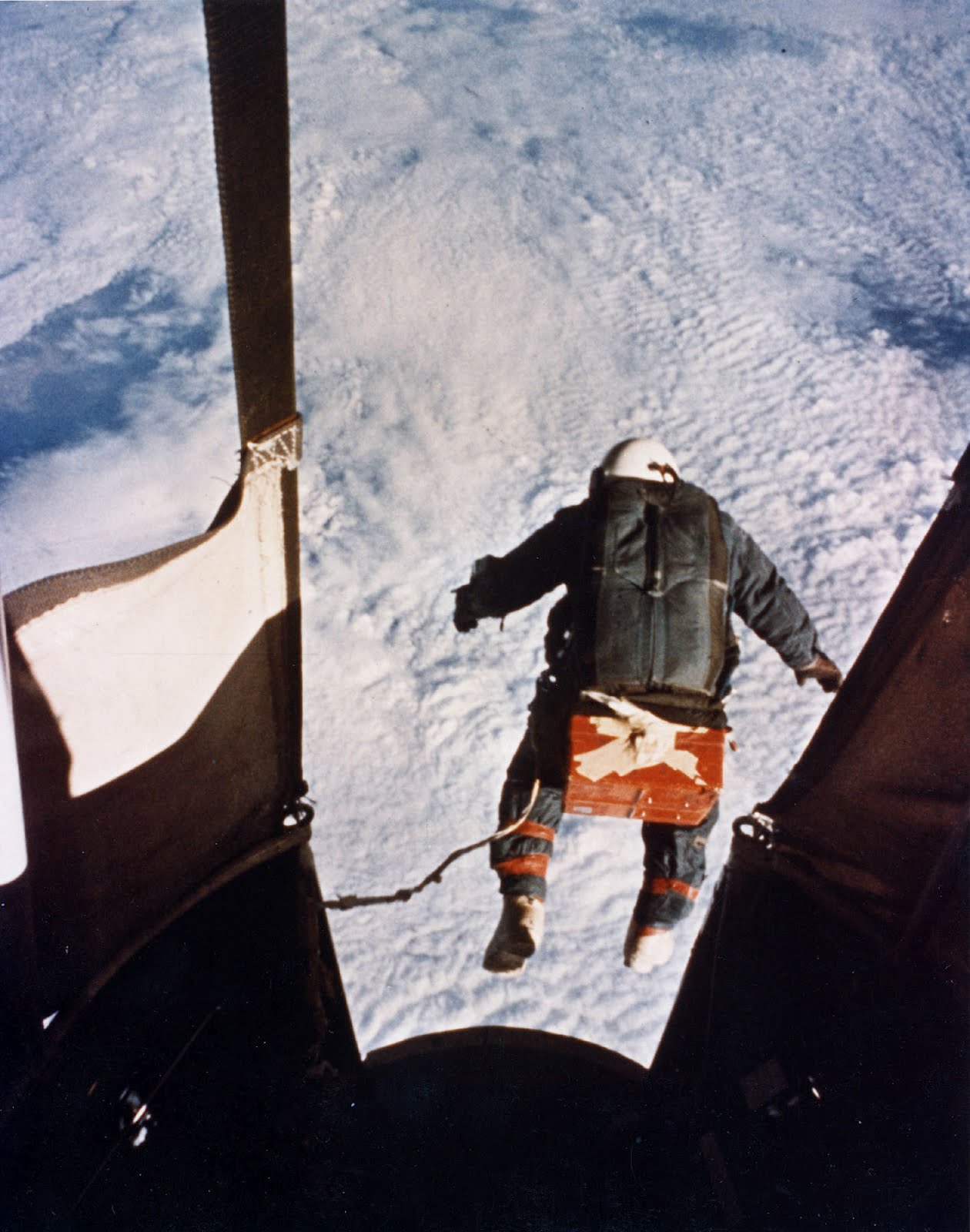 Parachutiste en chute libre au-dessus des nuages