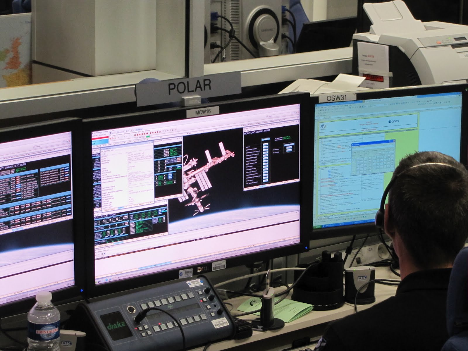 Écrans de monitoring montrant suivi de satellite POLAR et données spatiales