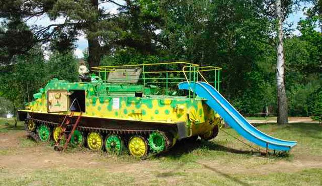 Enfants dans un parc jouant avec des fusils jouets, en tenue de chasse
