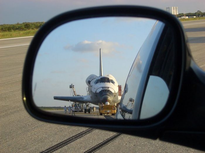 Navette spatiale vue dans le rétroviseur d'une voiture