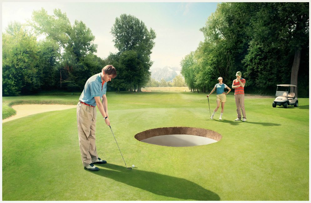 Golfeur face à trou surdimensionné dans le green