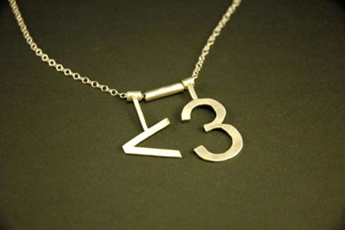 Pendentif numéro 13 en métal argenté suspendu à une chaîne