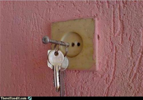 Prise bricolée avec clé métallique servant d'interrupteur