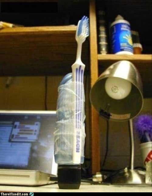 Bricolage artisanal d'une brosse à dents électrique modifiée de façon improvisée.