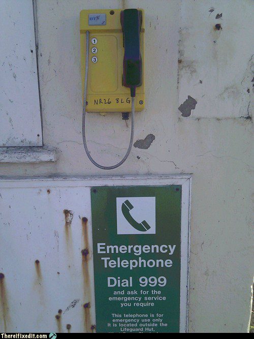 Vieille sonnette d'urgence jaune sur mur avec panneau anglais