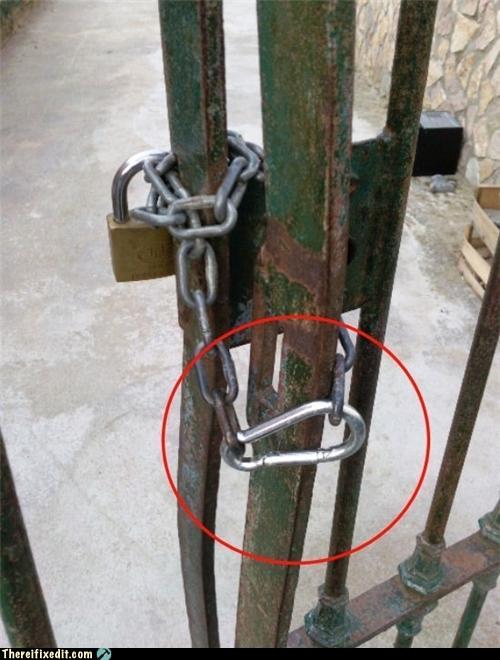 Chaîne et cadenas sur portail de bâtiment, détail d'un maillon faible cerclé en rouge.