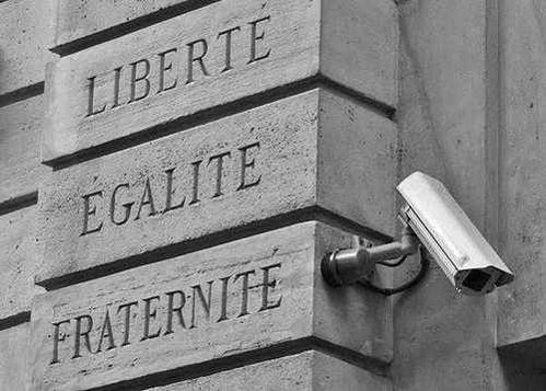 Inscription gravée Liberté Égalité Fraternité sur béton avec caméra de surveillance cassée