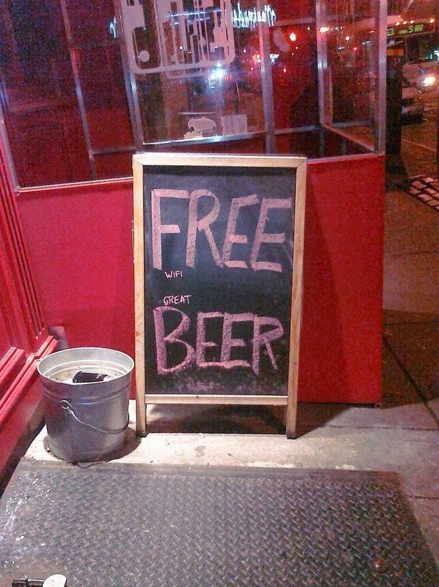 Devanture de bar avec lumières neon, panneau FREE WIFI GREAT BEER