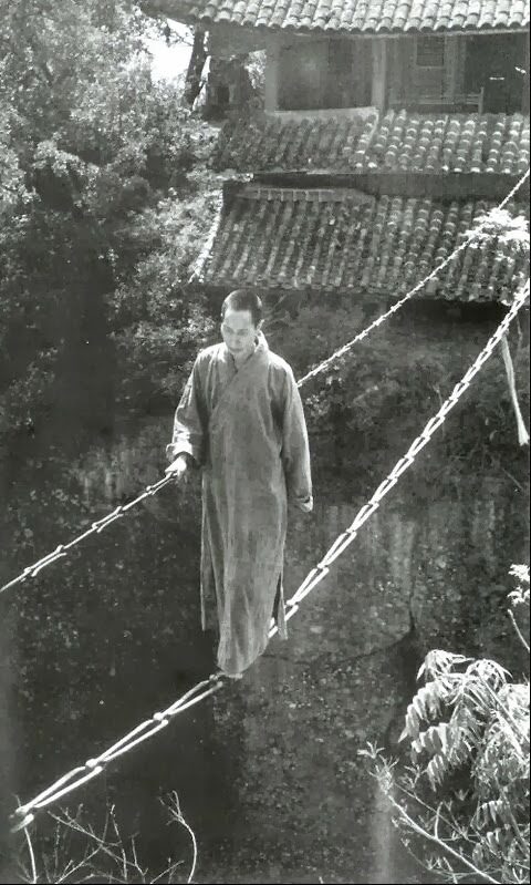 Portrait d'un homme d'âge moyen aux cheveux bruns, regard pensif