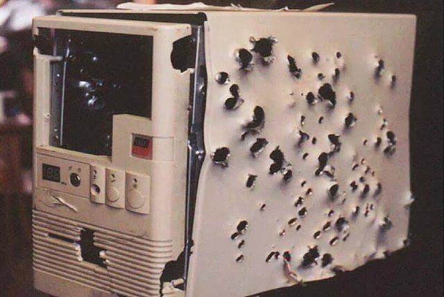 Prise murale blanche avec enchevêtrement de fils noirs stylisés en créature technologique