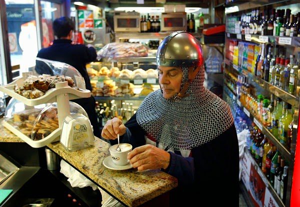 Chevalier en armure avec heaume pointu et lance