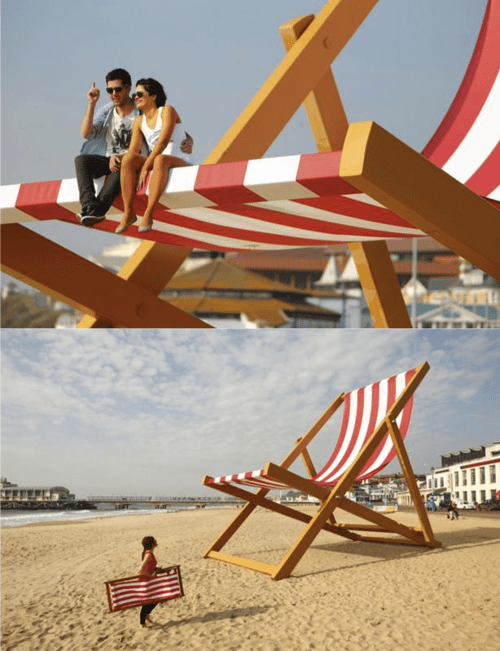 Montage : structures géantes rayées et personnages miniaturisés à la plage