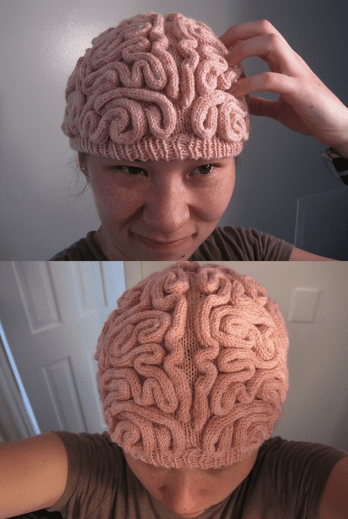 Bonnet rose en forme de cerveau porté par une femme, vue de face et de profil