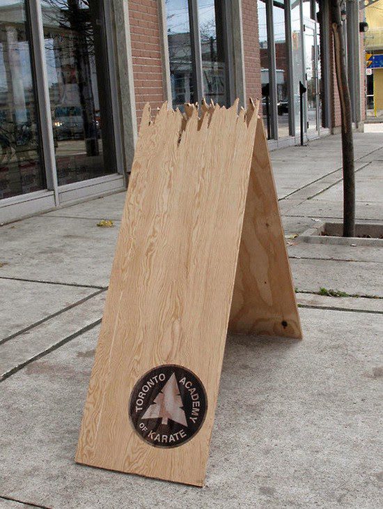 Planche de karaté sculptée représentant deux têtes de moutons affrontées