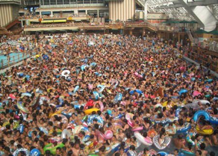 Vue aérienne d'une foule dense lors d'un événement public en plein air