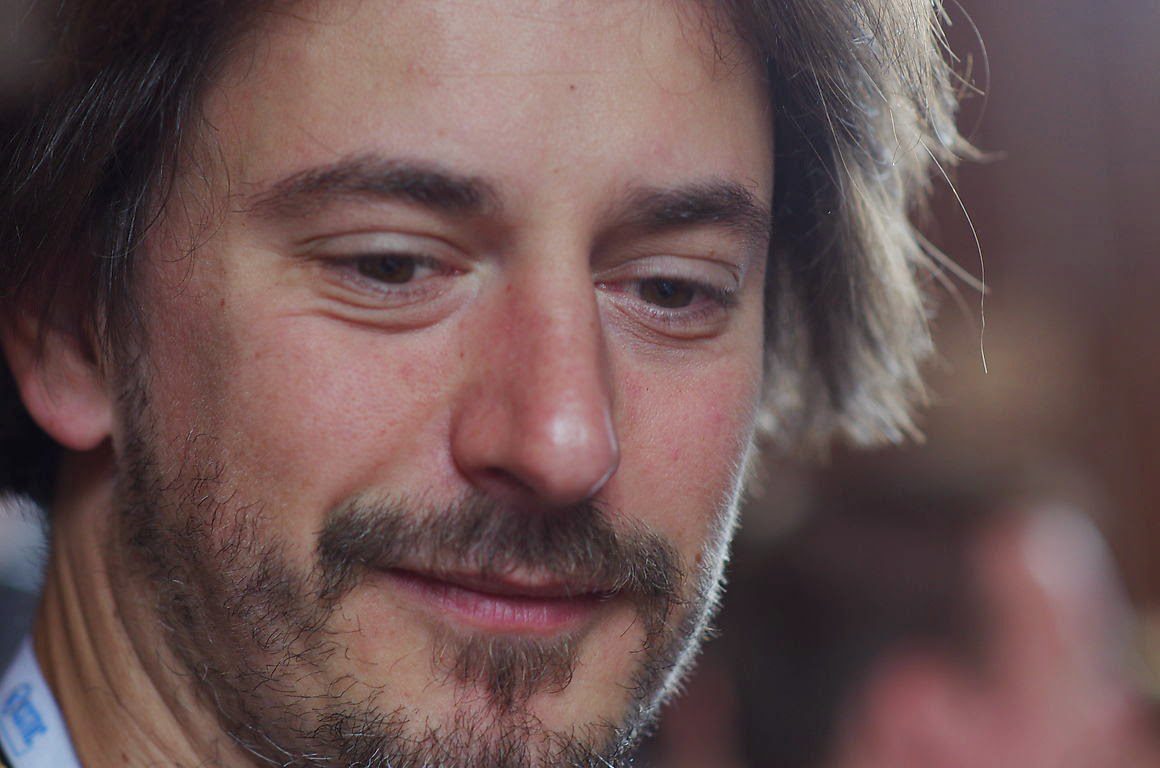 Portrait gros plan d'un homme barbu aux cheveux longs