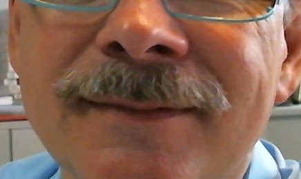 Gros plan sur moustache fournie