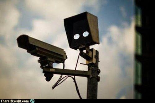 Sculpture créative ressemblant à une caméra de surveillance avec structure mécanique