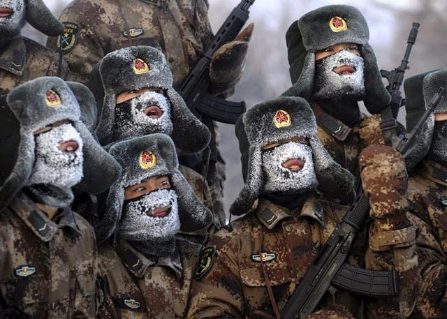 Soldats en uniforme camouflé couverts de neige et givre sur le visage