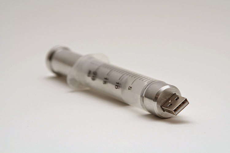 Seringue ou injecteur avec connecteur USB à la place de l'aiguille