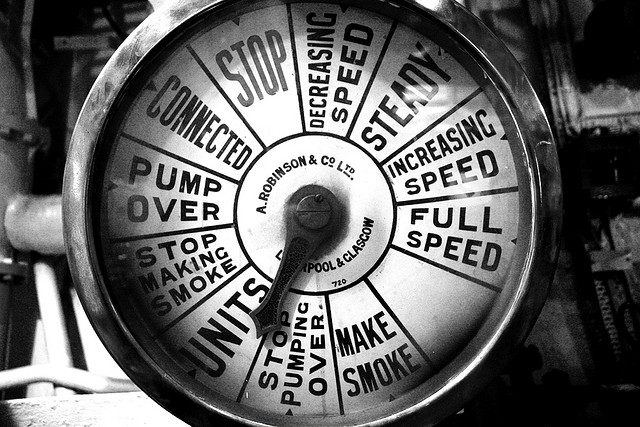 Jauge circulaire vintage en noir et blanc avec labels de vitesse et instruction
