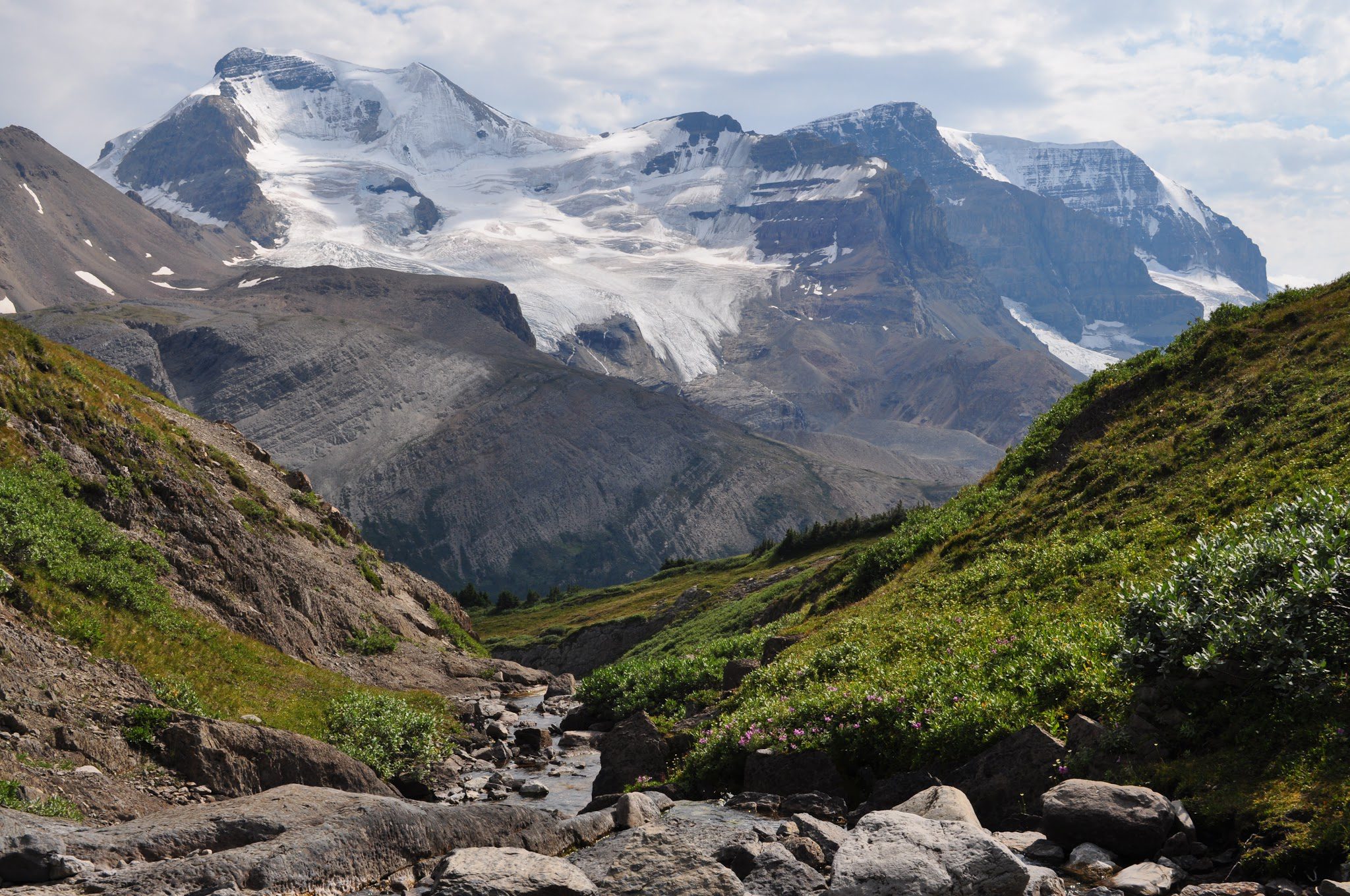 Montagne majestueuse avec glacier étendu, falaises rocheuses et sommet enneigé
