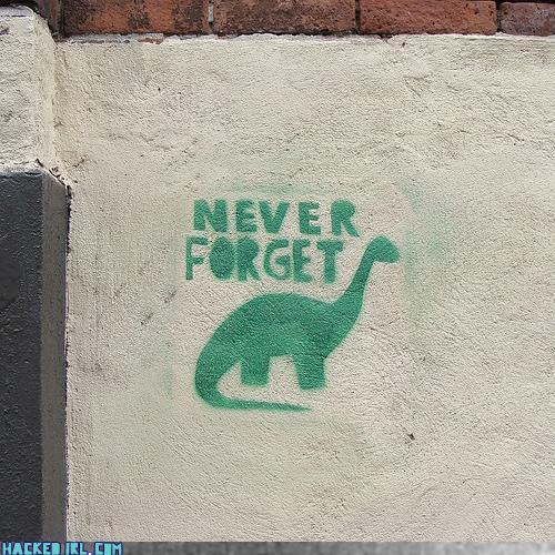 Graffiti mural dinosaure vert avec texte « NEVER FORGET »