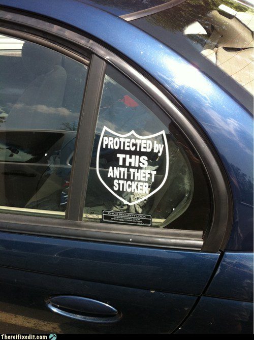 Voiture bleue avec autocollant humoristique « Protected by this anti theft sticker »