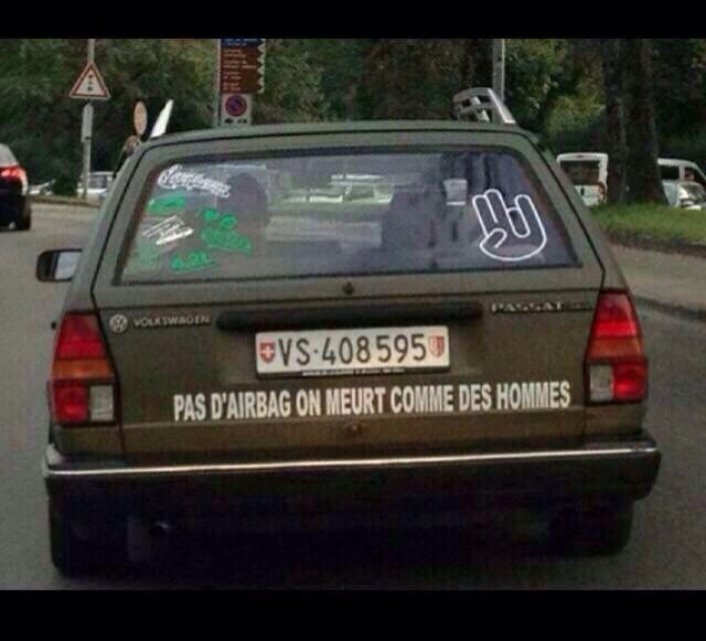 Voiture Passat VW vue de l'arrière avec message d'avertissement