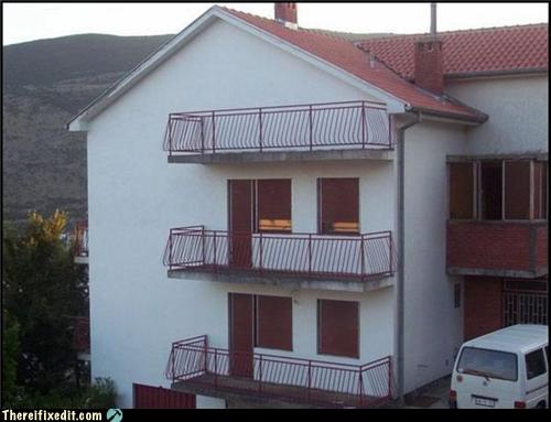Immeuble blanc aux balcons mal alignés formant un motif désorganisé