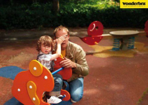 Publicité Wonderbra : homme et enfant jouant dans un parc coloré