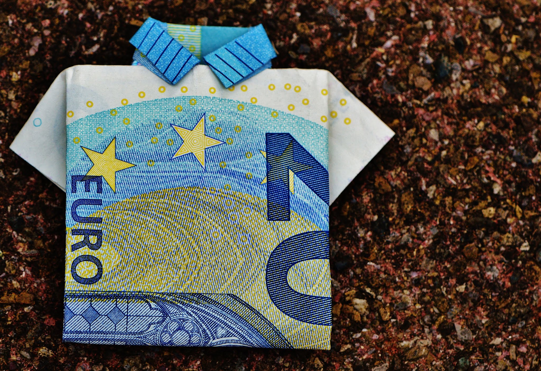Billet de banque européen plié présenté sur tissu coloré orné d'étoiles