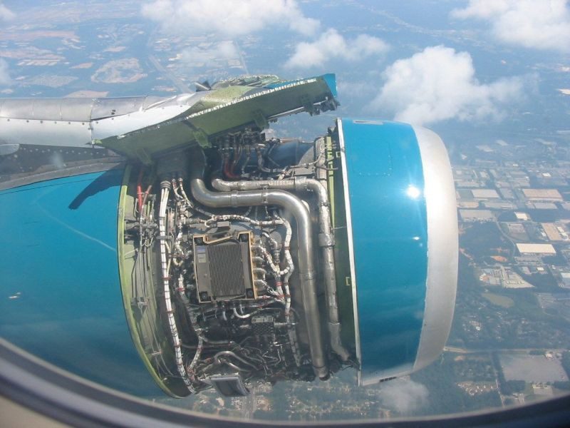 Vue aérienne d'un moteur d'avion en vol au-dessus de terres cultivées