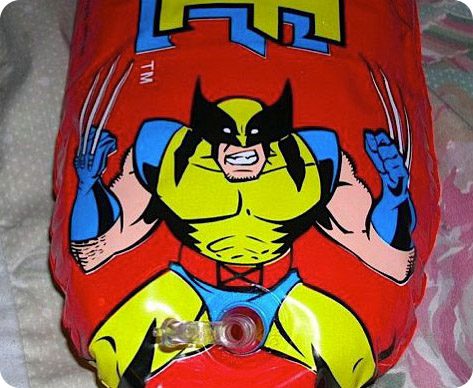 Capuche de sweatshirt illustrant Wolverine en jaune et bleu avec griffes déployées